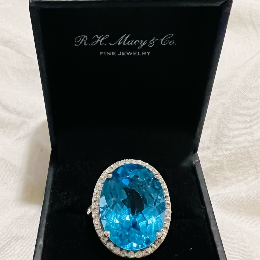 💎 Beautiful 11 Ct Blue topaz Ring 💎